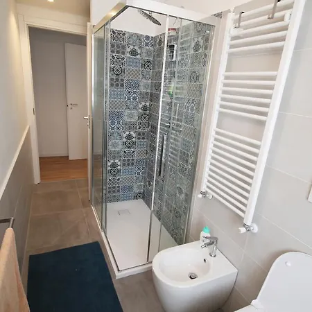House Of Mirrors דירה