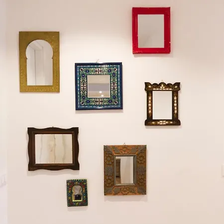 House Of Mirrors * מילאנו